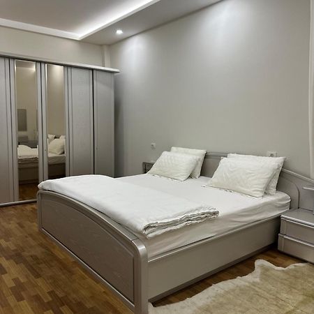 Dry Lake Apartment Tirana Bagian luar foto